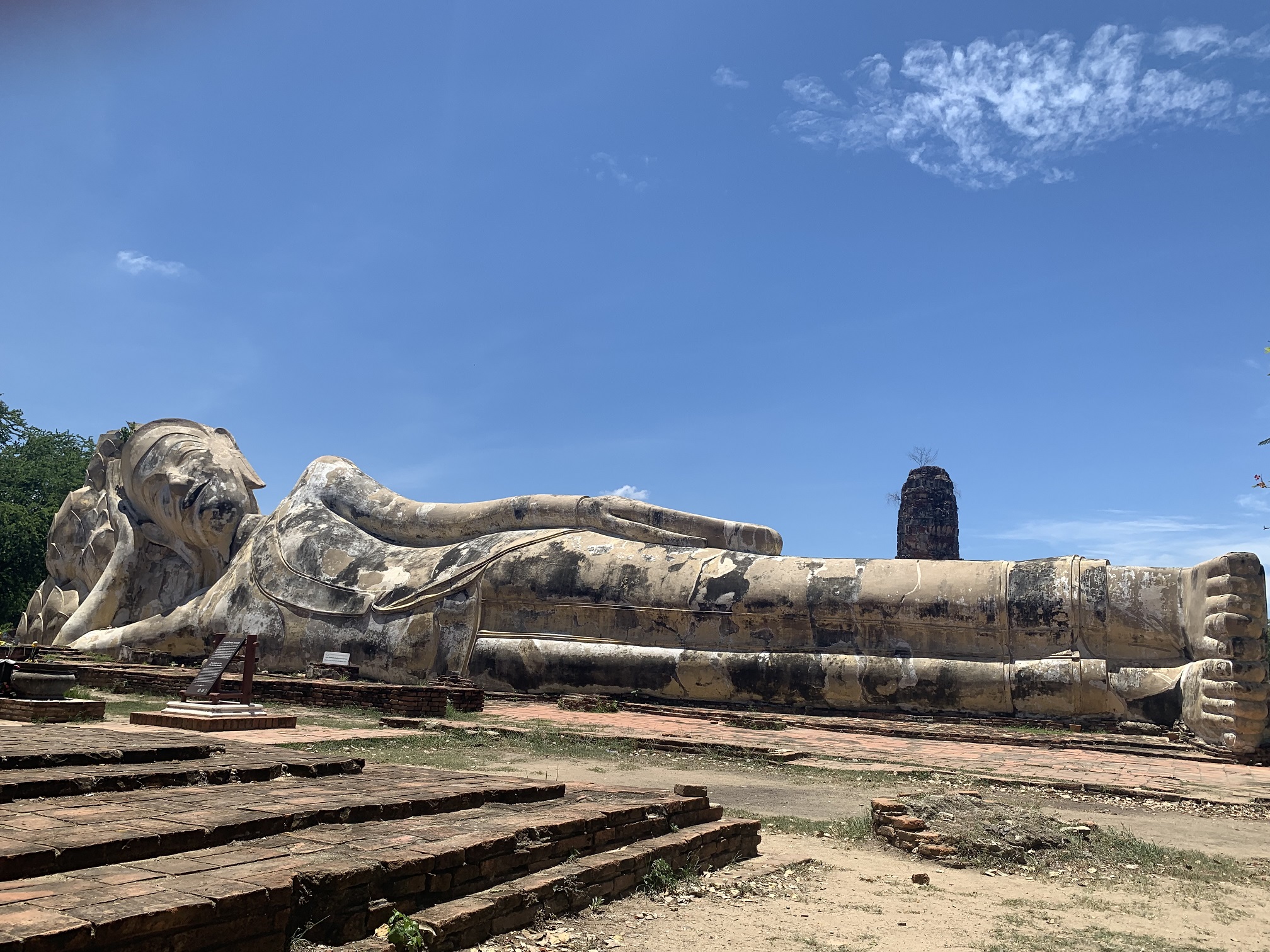 全長28ｍ、ひっそりと巨大涅槃物が横たわり情緒溢れる「ワット・ロカヤ・スター」  ⇒ 象さんに乗ってお散歩(約10分間)　